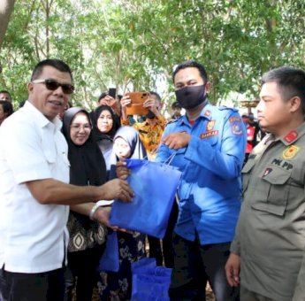 Dinas Pertanian Bulukumba Bagikan Bahan Pangan kepada Tim Pengendali Banjir, Bupati Andi Utta Tambahkan Bonus