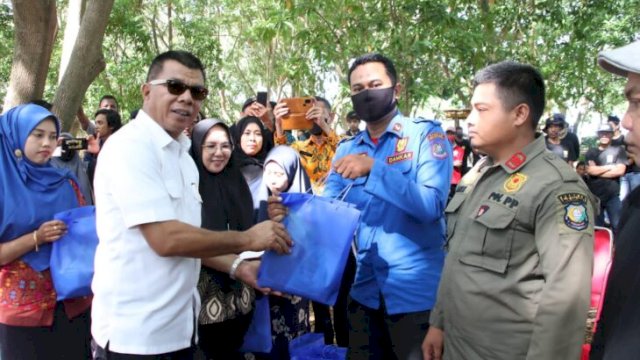Bupati Bulukumba berikan bonus kepada tim pengendali banjir. (Ist)