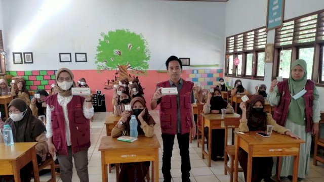 Pemberian tablet tambah darah bagi siswi di salah satu Sekolah di Kabupaten Luwu Timur. (Istimewa)