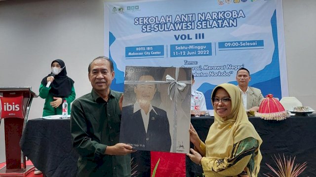 Anggota Komisi IX DPR RI Ashabul Kahfi, saat menerima Souvenir berupa gambar karitatur berbentuk dirinya, Sabtu (11/06/2022). (Istimewa)