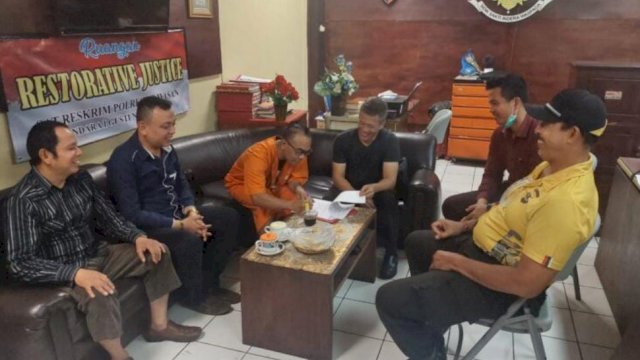 Tersangka MA dengan korban Roger Paulus Silalahi (72) menandatangani kesepakatan Restorative Justice, di Polres Kawasan Bandara I Gusti Ngurah Rai Bali, Sabtu (11/06/2022). (Istimewa)