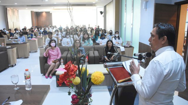 Anggota DPRD Makassar, Mesakh Raymond Rantepadang saat menyosialisasikan Perda Tanggung Jawab Sosial dan Lingkungan Perusahaan (TSLP) di Hotel Grand Maleo, Minggu (12/6/2022). (Foto: Istimewa)