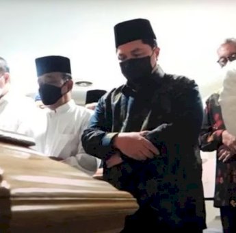 Jenazah Eril Tiba di Indonesia, Presiden Jokowi dan Jajaran Menteri Salat Jenazah