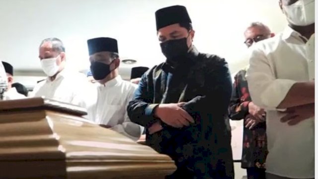 Sejumlah Pejabat dan Menteri mensalatkan Jenazah Putra Gubernur Jawa Barat Ridwan Kamil, saat tiba di Bamdara Soekarno Hatta, Minggu (12/06/2022). (Istimewa)