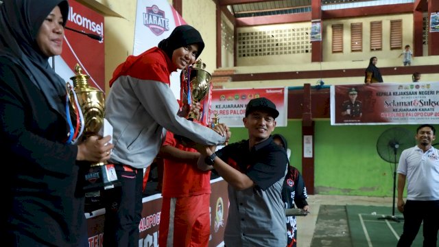 Kapolres Palopo AKBP DR.(C) H.M. Yusuf Usman, menyerahkan Piala (Trophy) kepada Juara 1 Karate, Minggu (12/06/2022). (Istimewa)