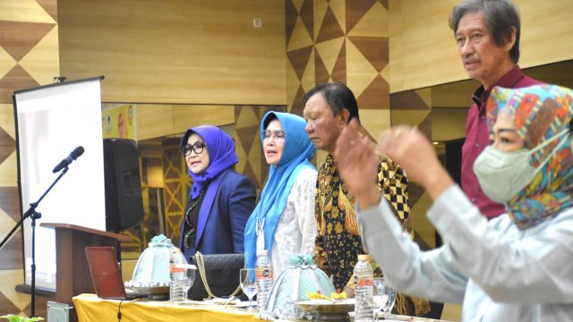 Anggota DPRD Makassar, Apiaty Amin Syam saat menyosialisasikan Perda Pengelolaan Sampah di Hotel Khas Makassar, Senin (13/6/2022). (Foto: Istimewa)