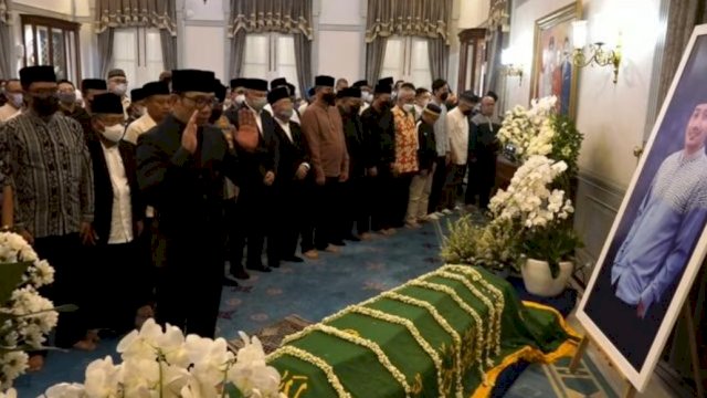 Salat Jenazah Emmeril Khan Mumtadz di Gedung Pakuan, Kota Bandung, Minggu (13/06/2022). (Foto: Tangkapan Layar Youtube Pemprov Jawa Barat)