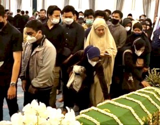 Warga Silih Berganti Padati Gedung Pakuan Bandung Sebelum Jenazah Eril Dimakamkan