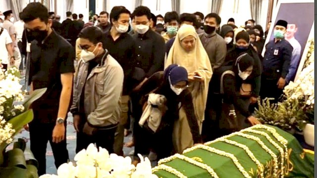 Warga silih berganti mendoakan jenazah Putra Gubernur Ridwan Kamil, sebelum dimakamkan. (Istimewa)
