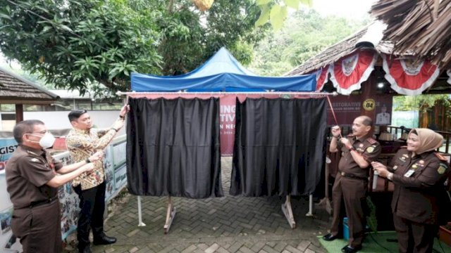 Bupati Gowa Adnan Purichta Ichsan saat menghadiri peresmian Rumah Restorative Justice di Saung Kampung Rewako, Desa Je'netallasa, Kecamatan Pallangga, Senin (13/06/2022). (FOTO. Humas Gowa)