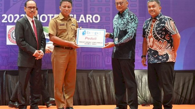 Ketua Tim Fasilitasi CSR Provinsi Sulsel Andi Darmawan Bintang, menyerahkan secara Simbolis bantuan untuk Morban Bencana Gempa di Kabupaten Mamuju Sulbar. (Istimewa)