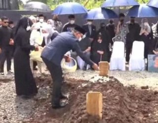 Pemakaman Emmeril Khan Mumtadz Selesai, Gubernur Ridwan Kamil Ucapkan Terima Kasih