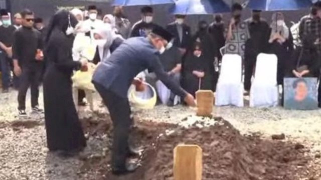 Gubernur Jawa Barat Ridwan Kamil dan Isterinya, menaburkan bunga usai pemakaman putranya. (Foto: Tangkapan Layar Youtube Pemprov Jawa Barat)