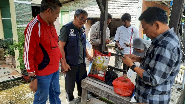 Plt Kepala Dinas TPHBun Sulsel Imran Jausi (kaca mata), saat melakukan pengecekan Benih Padi yang tidak tumbuh di Kabupaten Bulukumba. (Istimewa)
