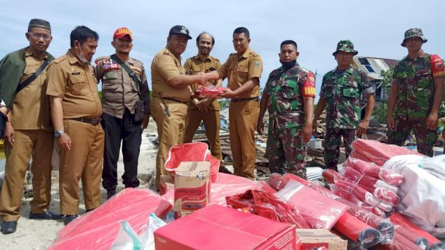 Penyaluran Bantuan Pemprov Sulsel untuk korban Angin Puting Beliung di Kecamatan Tanakeke, Kabupaten Takalar, Senin (13/06/2022). (Istimewa)