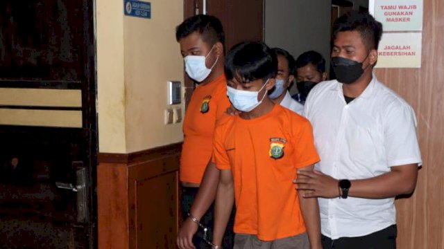 2 orang pelaku berinisial NA als Tole (22) dan MFR (20) pembegal WN jepang dibekuk polisi. (Ist)