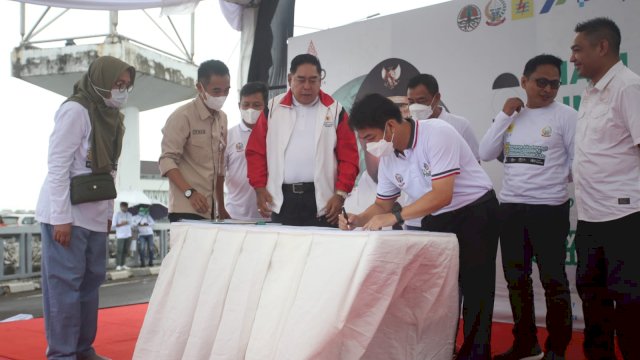 Penandatanganan MoU antara Pemprov Sulsel dengan Pelaku Dunia Usaha (PDU) dalam pengolahan Limbah Usaha, Senin (13/06/2022). (Istimewa)