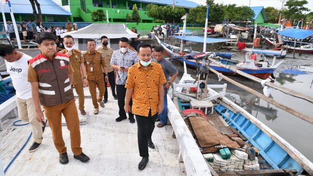 Gubernur Sulawesi Selatan Andi Sudirman Sulaiman, meninjau langsung Kapal yang akan diberikan kepada Nelayan di Kabupaten Bulukumba, Senin (13/06/2022). (Istimewa)
