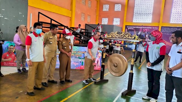 Sekretaris Daerah (Sekda) Luwu Timur, H. Bahri Suli memukul Gong sebagai tanda dibukanya dengan resmi Pekan Olahraga Pelajar Daerah (Popda) Tahun 2022 tingkat Kabupaten Luwu Timur yang berlangsung di Gedung Olahraga (GOR) Malili, Senin (13/06/2022).