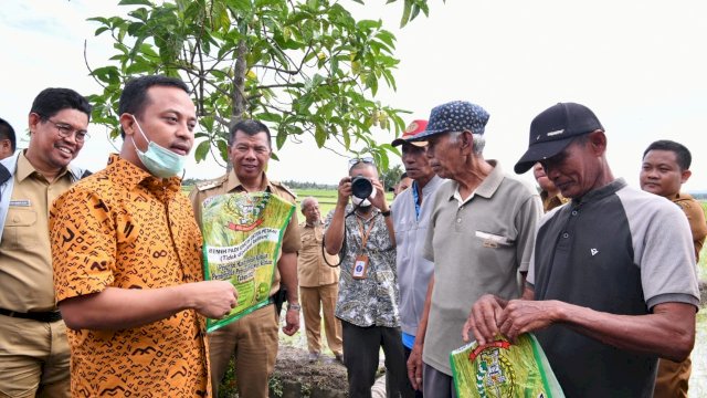 Gubernur Sulsel Andi Sudirman Sulaiman, didampingi Bupati Bulukumba Andi Muchtar Ali Yusuf dan Wakil Bupati Edi Manaf, berbincang dengan Petani yang mendapatkan bantuan 'Mandiri Benih' beberapa waktu lalu. (Istimewa)