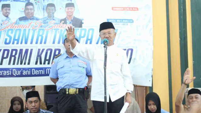 Bupati Jeneponto Iksan Iskandar, memberikan sambutan saat menghadiri wisuda santir di Kecamatan Turatea, di Mesjid Nurul Imam Paitana, Senin (13/06/2022). (Istimewa)