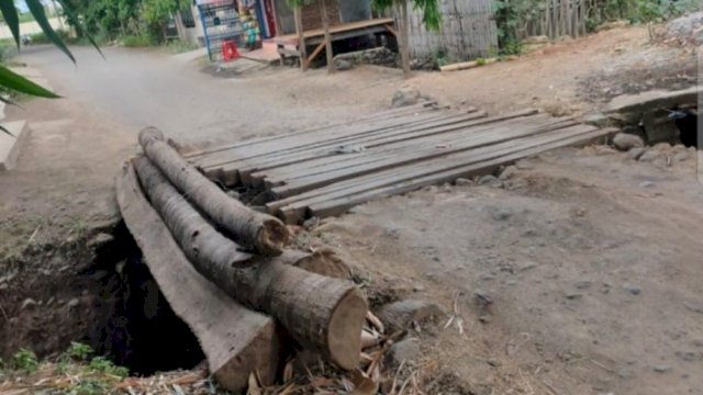 Kondisi Jembatan Penghubung Dua Desa di Kecamatan Bontoramba, Kabupaten Jeneponto. (Istimewa)