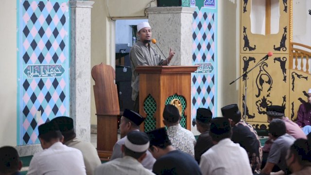 Gubernur Sulsel Andi Sudirman Sulaiman, memberikan ceramah singkatnya saat Salat Subub Berjamaag di Masjid Raya Kabupaten Bantaeng, Selasa (14/06/2022). (Istimewa)