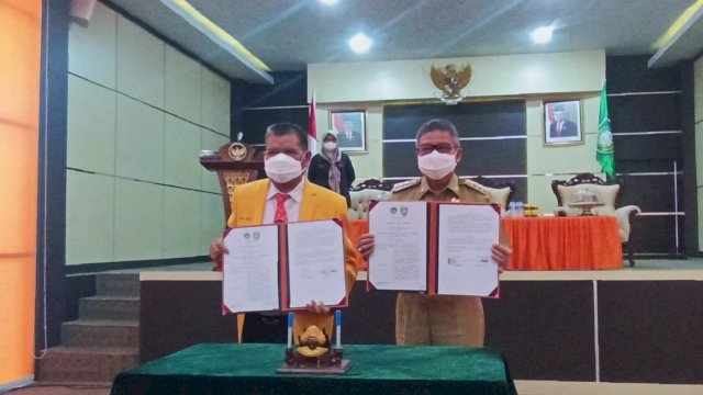 Penandatanganan MoU Rektor UNM Prof. Husain Syam dengan Wali Kota Parepare Taufan Pawe, Selasa (14/06/2022). (Istimewa)