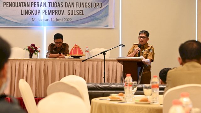 Kepala Dinas Komunikasi Informatika Statistik dan Persandian Provinsi Sulawesi Selatan Amson Padolo, memberikan sambutan saat Workshop Kehumasan yang bertempat di Hotel Wthree Kota Makassar, Selasa (14/06/2022). (Istimewa)
