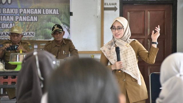 Bupati Luwu Utara Indah Putri Indriani, memberikan sambutan saat Pelatihan Praktek Pengolahan Pangan Berbahan Baku Pangan Lokal bagi Kelompok Wanita Tani (KWT) di Desa Saptamarga, Kecamatan Sukamaju, Selasa (14/06/2022). (Istimewa)