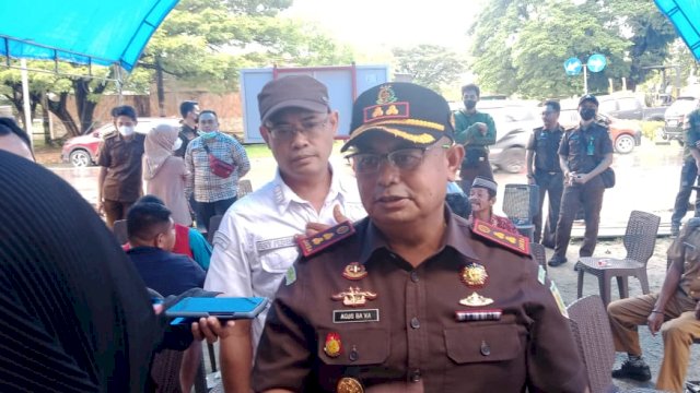 Kepala Kejaksaan Negeri (Kajari) Muna, Agustinus Baka Tangdililing diwawancarai awak media usai meresmikan Rumah Restorative Justice, Selasa (14/06/2022). (Foto: Rustam/Republiknews.co.id)