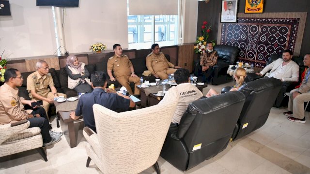 Gubernur Sulawesi Selatan Andi Sudirman Sulaiman, bersama Bupati-Wakil Bupati Maros dan Pangkep, berbincang dengan Tim Evaluator dari UNESCO Global Geoparks, di Bandara Internasional Sultan Hasanuddin, Selasa (14/06/2022). (Istimewa)