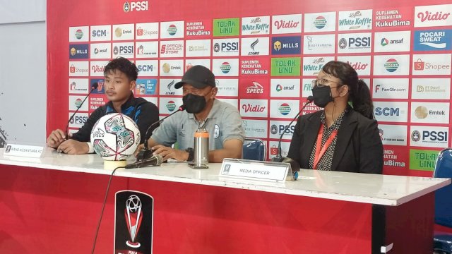 Kedua pelatih saat melakukan Konversi Perss usai pertandingan. (Foto: Kurniawan/Republiknews.co.id)