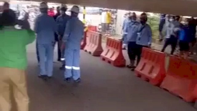 Puluhan pekerja melakukan pemasangan girder proyek kereta cepat Jakarta-Bandung. (Foto: Tangkapan Layar Video dengan Judul 'Ruas Tol Becakayu rusak/turun, sarannya hindari dulu arah Kalimalang'). (Istimewa)