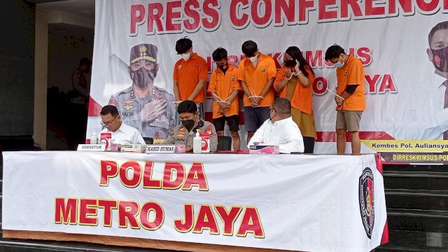 Para tersangka kasus pinjol ditampilkan saat Konferensi Pers di Polda Metro Jaya, Rabu (15/06/2022). (Foto: Wahyu Widodo/Republiknews.co.id)