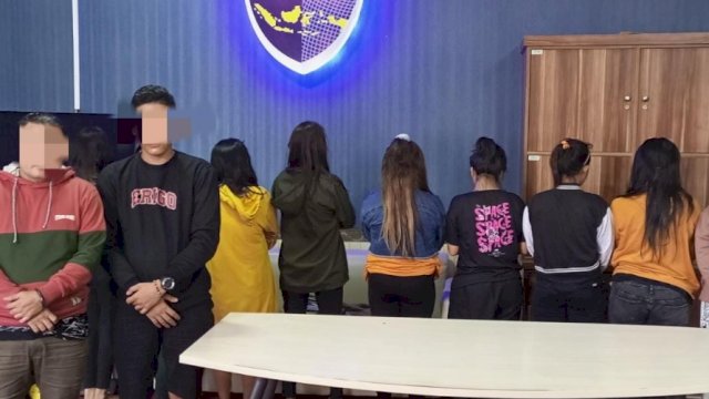 Dua pelaku yakni HM (42) sebagai pemilik ruko dan NA (22) sebagai operator admin media sosial (medsos). Kemudian petugas juga mengamankan 9 orang terapis. (Istimewa)