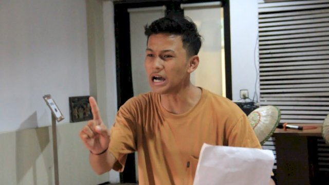 Ahmad Tahir, saat mempraktekkan pembacaan puisi. (Istimewa)