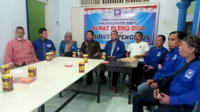 Sejumlah Pengurus DPD PAN Sinjai saat menggelar jumpa pers, Rabu (15/06/2022).