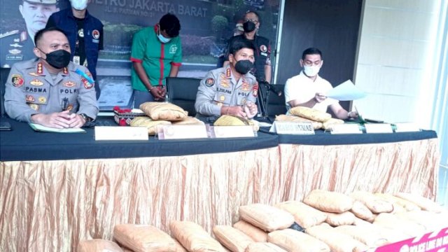 Barang bukti ganja seberat 214 Kg dan tersangka NP (29) ditampilkan saat press confrence di Polres Jakarta Barat, Rabu (15/06/2022). (FOTO. Wahyu Widodo/Republiknews.co.id)