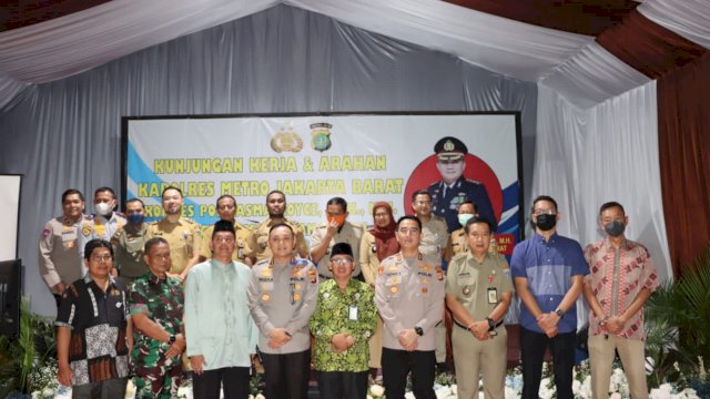 Kapolres Metro Jakbar Kombes Pol Pasma Royce, bersama jajaran 3 pilar wilayah Polsek Taman Sari Jakarta Barat. (Istimewa)