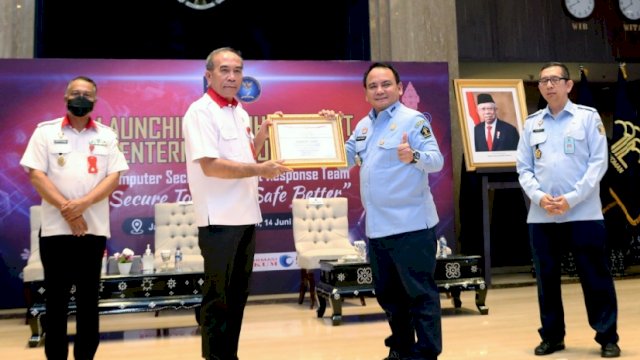 Kepala BSSN Letjen TNI (Purn) Hinsa Siburian, menyerahkan Surat Tanda Registrasi KUMHAM-CSIRT kepada Sekjen Kemenkumham Komjen Pol Andap Budhi Revianto. (Istimewa)