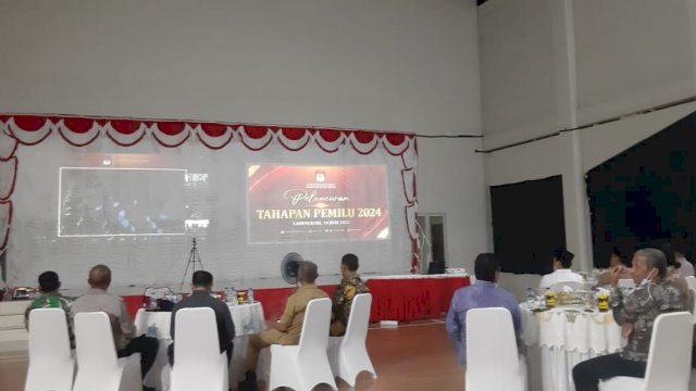 Suasana acara Launching Tahapan Pemilu 2024 di Gedung Kesenian Kecamatan Lakudo, Selasa (14/06/2022) malam.