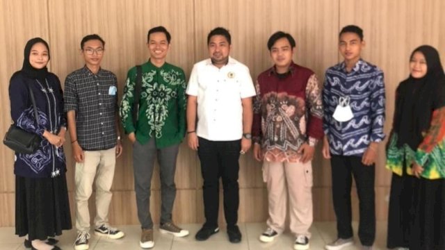 Ketua Pemudaisme, Muhammad Faisal Akbar, saat menemui Wakil Ketua DPRD Kalimantan Selatan M. Syaripuddin (Bang Dhin), untuk menyampaikan dukungannya di Pilgub Kalimantan Selatan (Kalsel). (Istimewa)