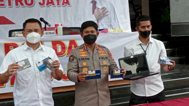 Barang bukti kejahatan penipuan melalui media elektronik berupa HP, Rekening Bank yang disita Polisi, Rabu (15/06/2022). (Foto: Wahyu Widodo/Republiknews.co.id)
