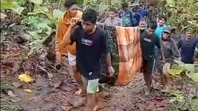 Proses evakuasi jenazah korban Siswa SMP yang meninggal dunia usai terseret air Sungai Bontoala, Kabupaten Kepulauan Selayar, Rabu (15/06/2022). (Istimewa)