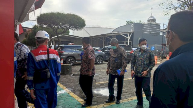Panglima TNI mengusut Staf Khusus KSAD TNI, Mayor Jenderal (Mayjend) TNI Dwi Jati Utomo untuk melakukan kunjungan di Integrated Fuel Terminal Makassar, Kamis (16/06/2022). (Istimewa)
