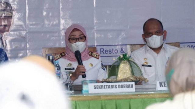 Sekda Gowa Kamsina saat membuka bimtek Perizinan Perusahaan Berbasis Risiko, Kamis (16/06/2022). (FOTO. Humas Gowa)