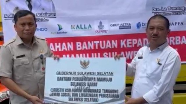 Penyerahan aecara simbolis bantuan Pemprov Sulsel ke Pemprov Sulbar, Rabu (15/06/2022). (Istimewa)