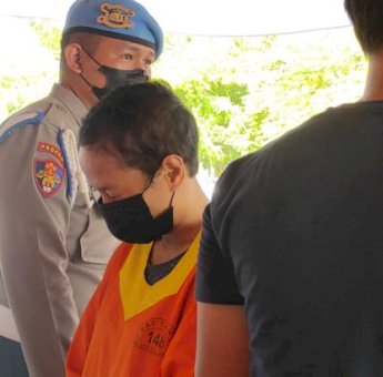 Emak-Emak di Balikpapan Ini Gasak 4 Sepeda Motor Sambil Gendong Anak, Lihat Modusnya