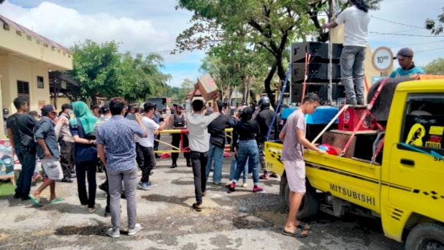 Gerakan Rakyat (Gerak) Sulawesi Tenggara (Sultra) bersama pihak keluarga Amis Ando melakukan unjuk rasa di depan Mako Polres Muna, Kamis (16/05/2022). (Foto:Rustam/Republiknews.co.id)